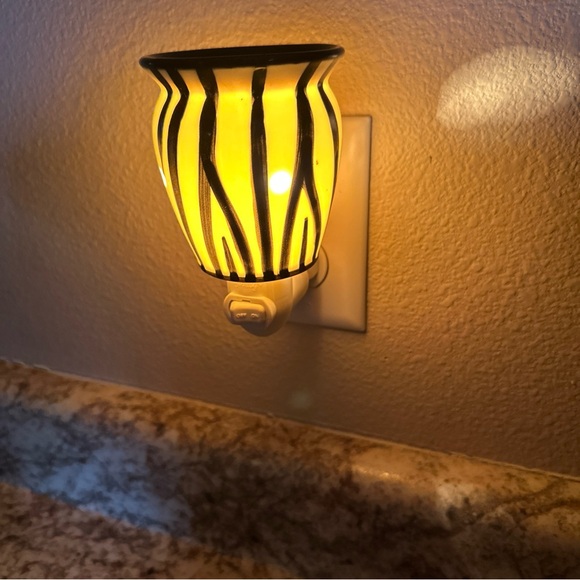 Scentsy Black White Zebra Print Mini Plug In Wall Wax Warmer Night Light - Picture 3 of 8